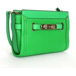 COACH SWAGGER WRISTLET IN GREEN PEBBLE LEATHER (COACH F53032)